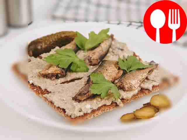 Хлебцы со шпротами и солеными огурцами
