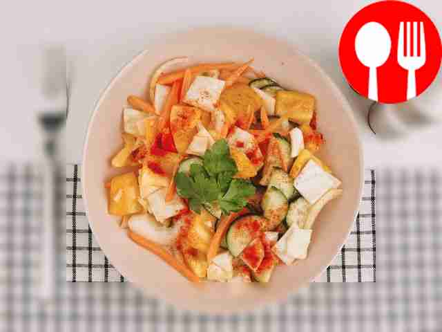 Салат из свежего огурца, перца и капусты