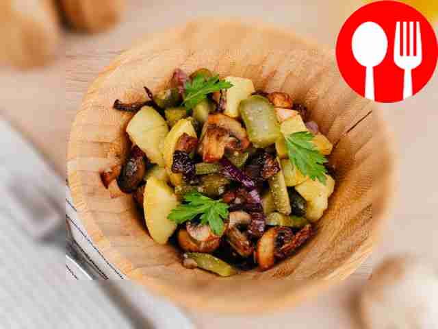 Салат с грибами и солеными огурцами