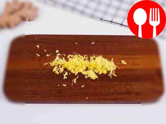 Очистите корень имбиря и потрите его на мелкой терке.