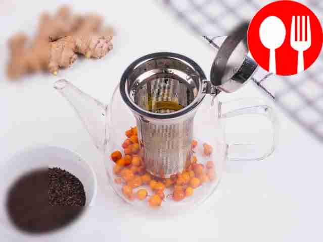 В заварочный чайник уложите облепиху,...