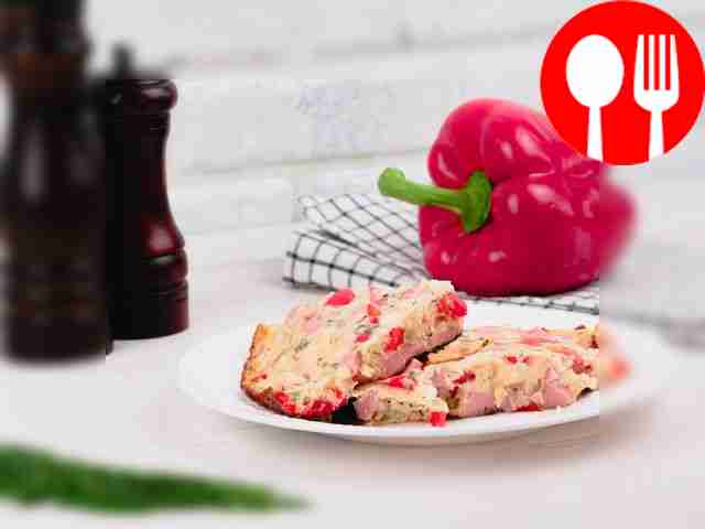 Омлет с вареной колбасой и овощами