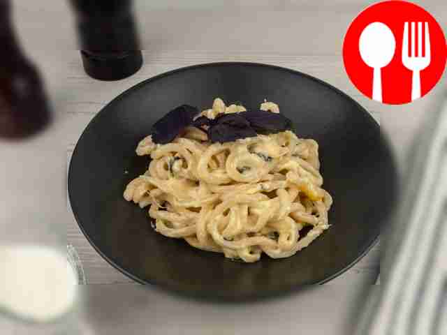 Яичная лапша со сливками и сыром