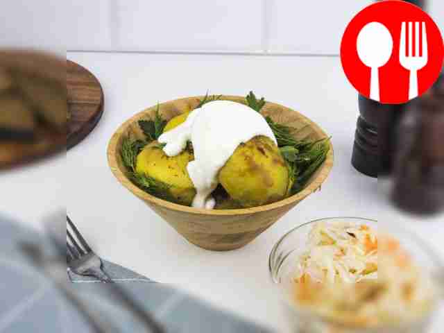 Запеченный картофель со сметаной и зеленью