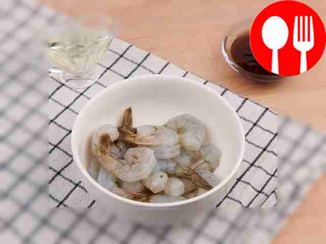 Разморозьте креветки, снимите с них панцирь и...