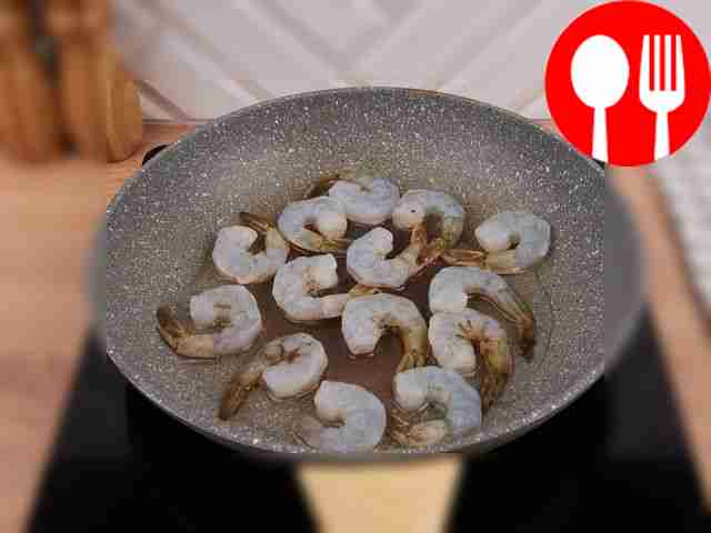 Разогрейте сковороду, влейте растительное...