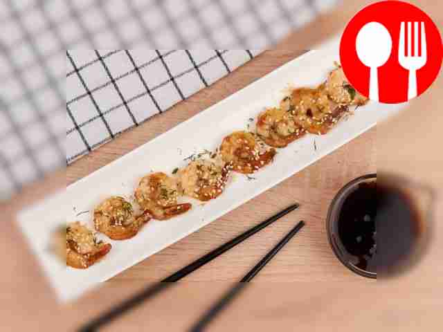 Подавайте креветки, посыпанные кунжутом.