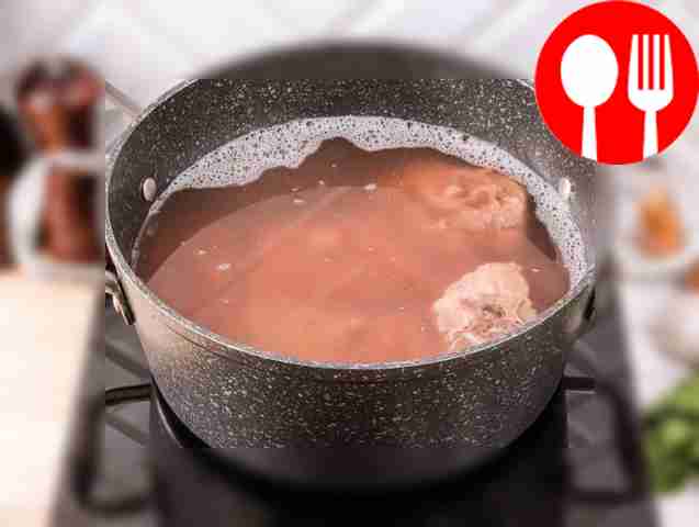 Положите баранину в кастрюлю, залейте её...