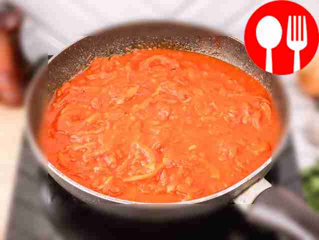 Обжарьте нарезанный лук на сковороде с...