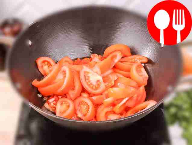 Разделите репчатый лук на полукольца. Мелко...