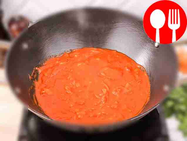 Разложите полукольца лука в казан, добавьте...