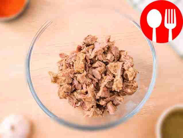 Дайте отварной баранине остыть, извлеките из...