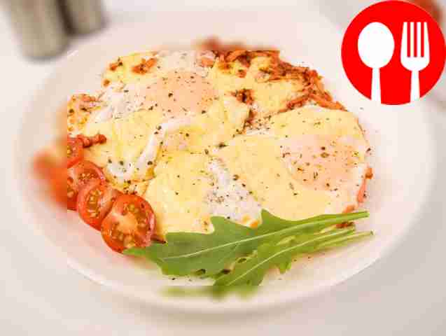 Яичница с колбасой и сыром