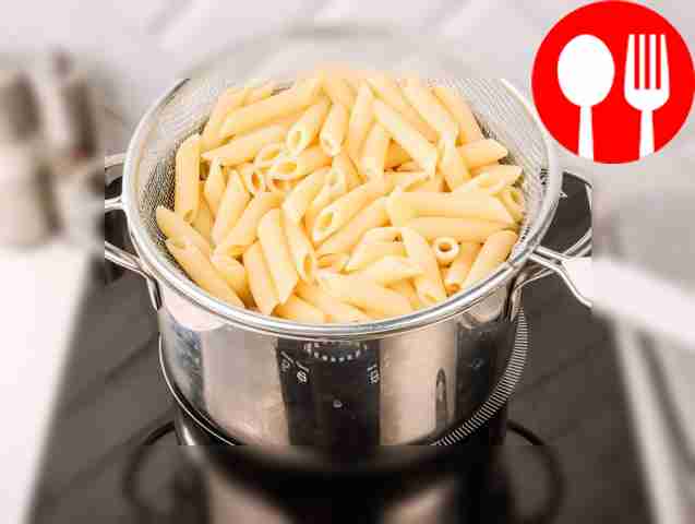 Пока ингредиенты обжариваются на сковороде,...