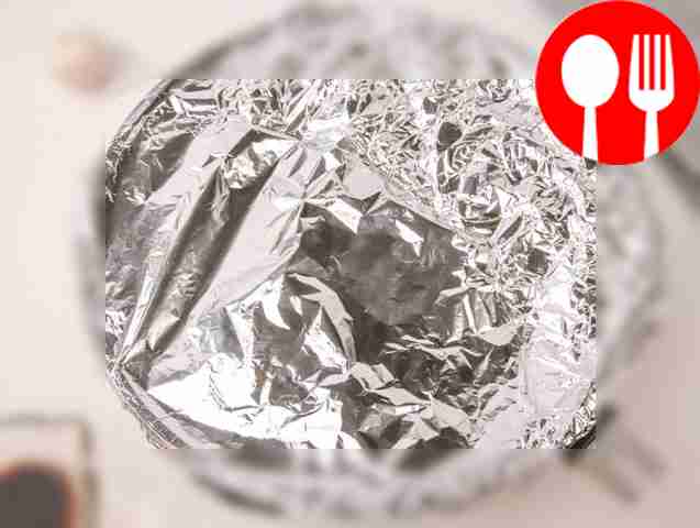 Посыпьте сверху тертым сыром. Накройте фольгой...