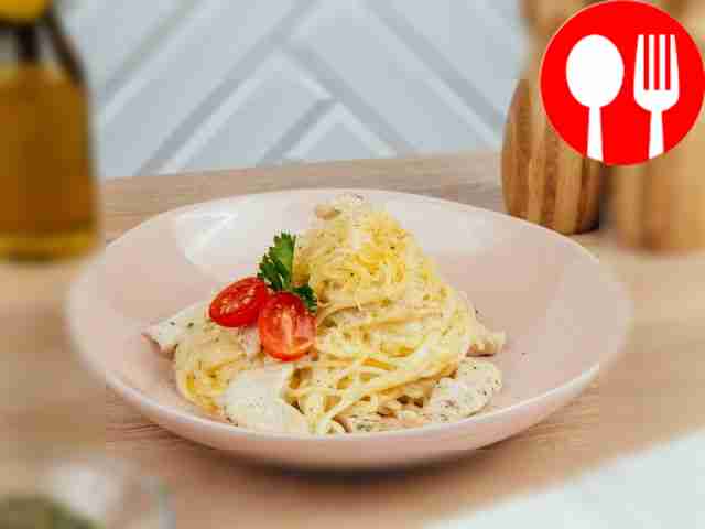 Спагетти с курицей в сливочном соусе