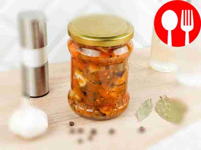 Добавьте горошек, лавровый лист и укроп,...