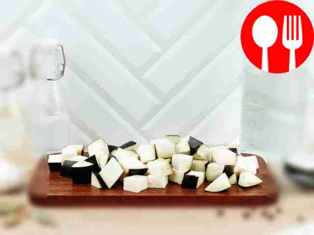 Порежьте баклажан крупными кубиками.