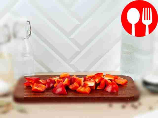 Нарежьте перец кубиками примерно того же...