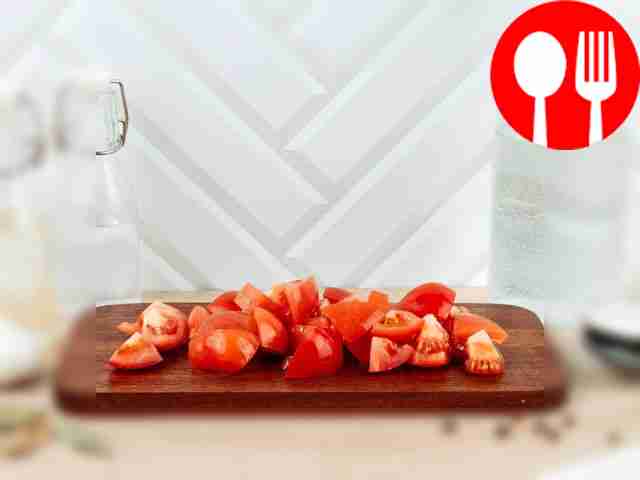Нарежьте помидоры кубиками.