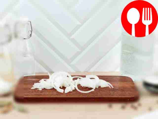 Порежьте лук на полукольца.