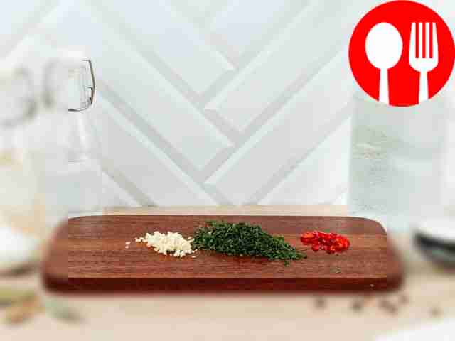 Мелко измельчите чили, укроп и чеснок.