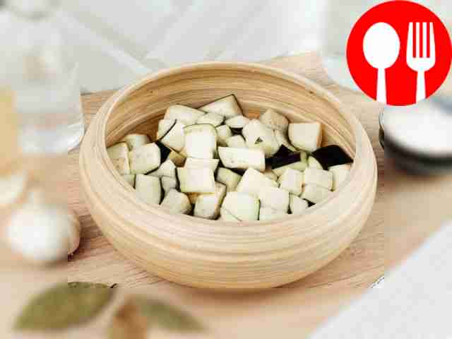 Нарезанные баклажаны выложите в глубокую...