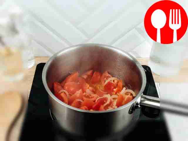 Тем временем в сотейник влейте немного...