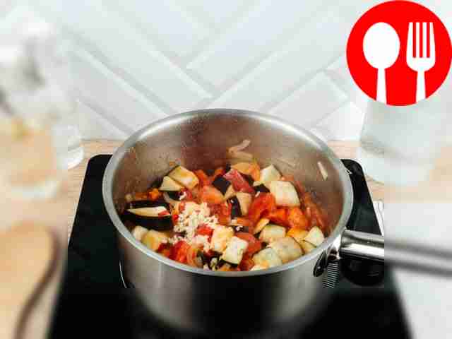 В сотейник отправьте нарезанный болгарский...