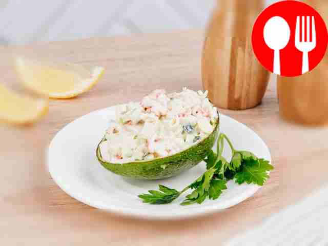 Салат с авокадо и крабовыми палочками