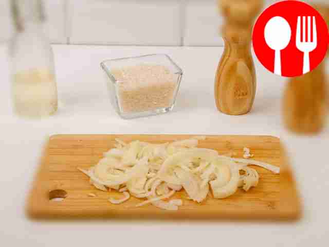 Лук нарежьте полукольцами.