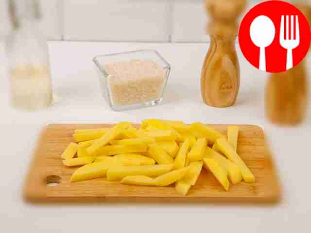 Нарежьте картофель на брусочки.