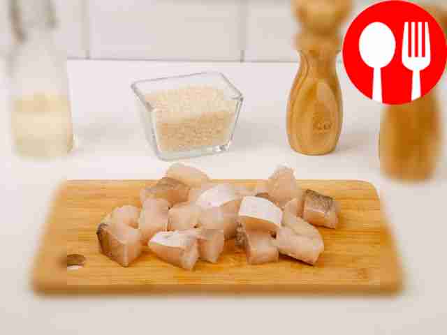 Разрежьте рыбное филе ножом на крупные куски.