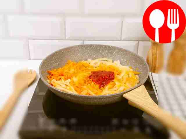 Готовую обжарку дополните томатной пастой и...