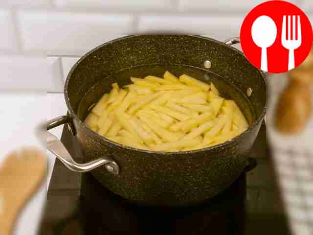 Залейте воду в кастрюлю и уложите в неё...