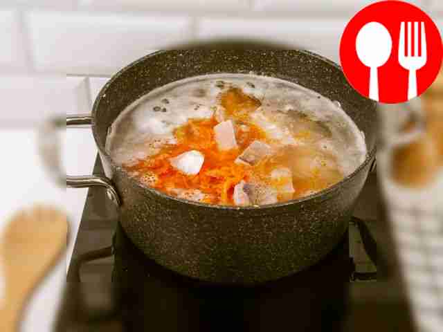 К картошке добавьте томатную обжарку, рис и...