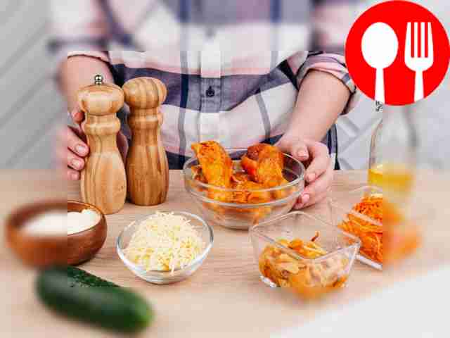 Промойте огурцы, возьмите нужное количество...