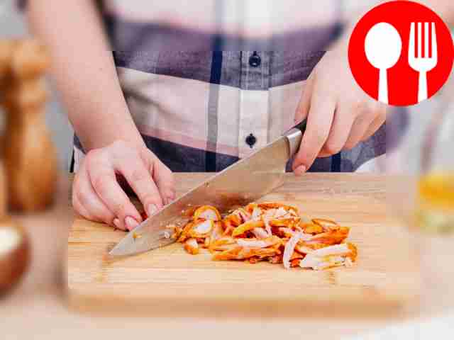 Нарежьте копченую курицу соломкой. Грибы...