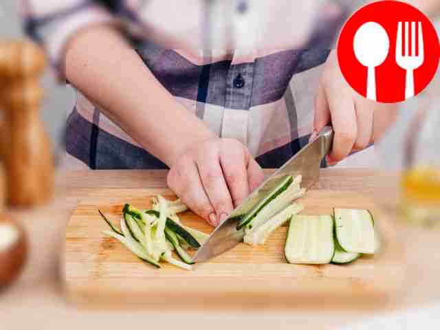 Нарежьте огурец тонкой соломкой.