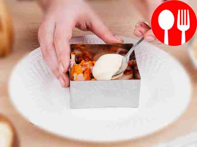 В квадратную форму для салата уложите курицу...