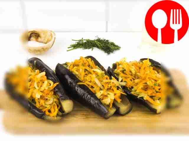 Плотно нафаршируйте баклажаны обжаренными овощами.