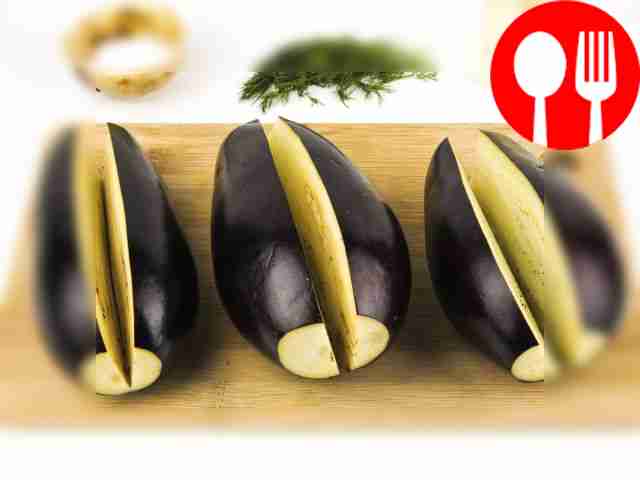 Разрежьте баклажан вдоль на две половинки, не...