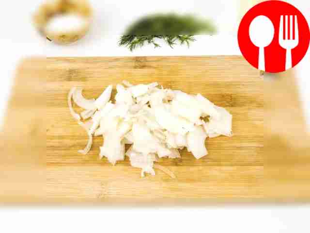 Разрежьте лук на полукольца.