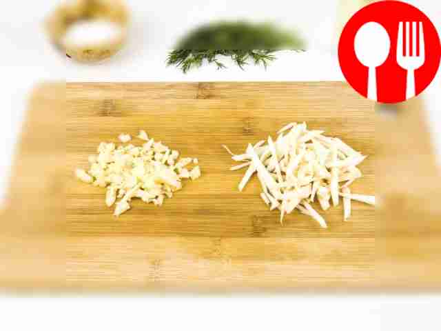 Корень сельдерея нарежьте соломкой средней...