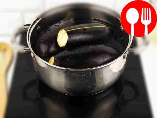 В большую кастрюлю налейте чистую воду, слегка...