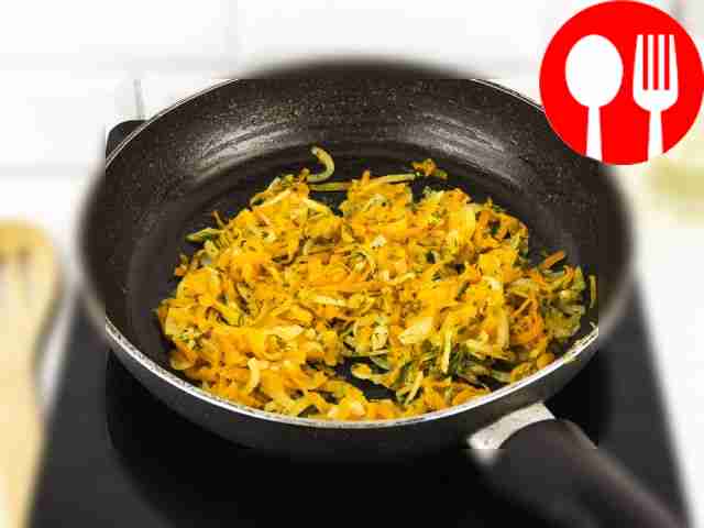 Посолите по вкусу морковь, корень сельдерея,...