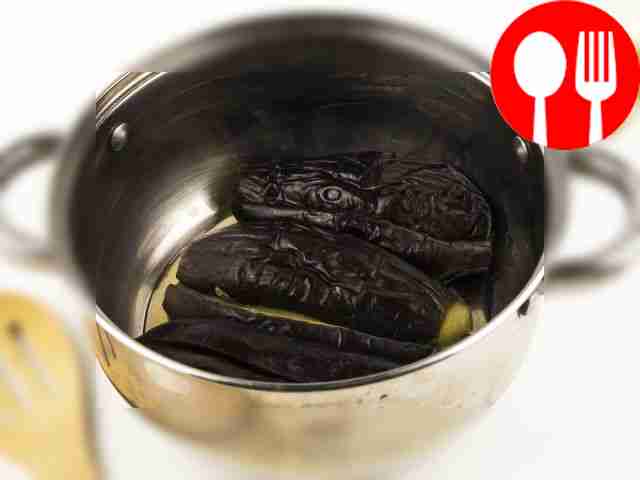 Когда баклажаны станут мягкими, слейте...