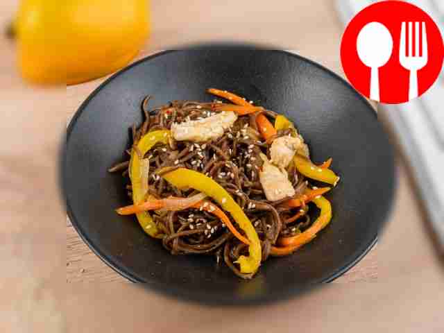 Вок с гречневой лапшой и курицей в соусе «Сладкий чили»