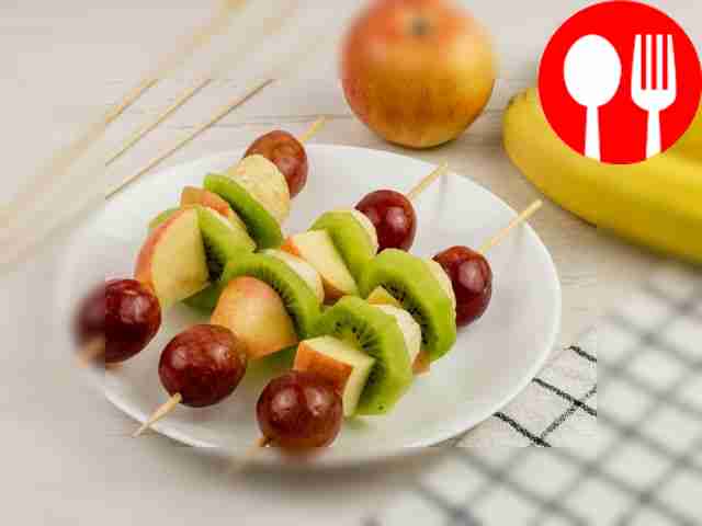 Фруктовое канапе с бананом, яблоками, виноградом и киви