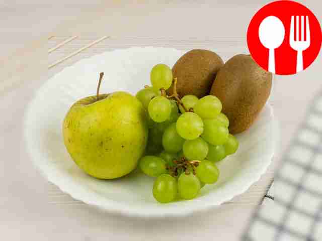 Помойте фрукты. Очистите киви и яблоко.